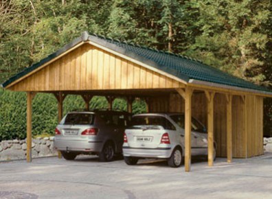 Un bel abri de voiture avec toit double pente et même un atelier intégré